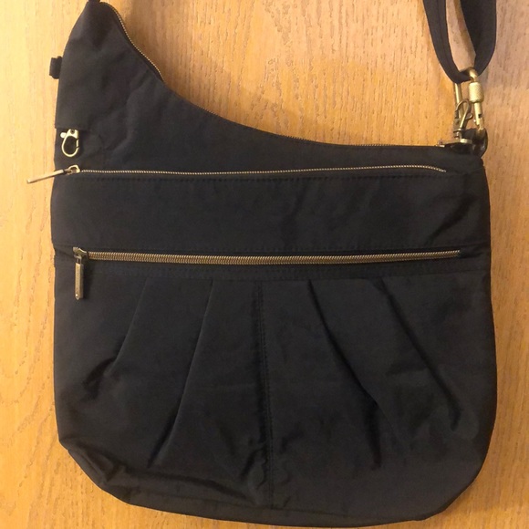 Travelon brand crossbody bag, great for travel and every day use! - Picture 1 of 16